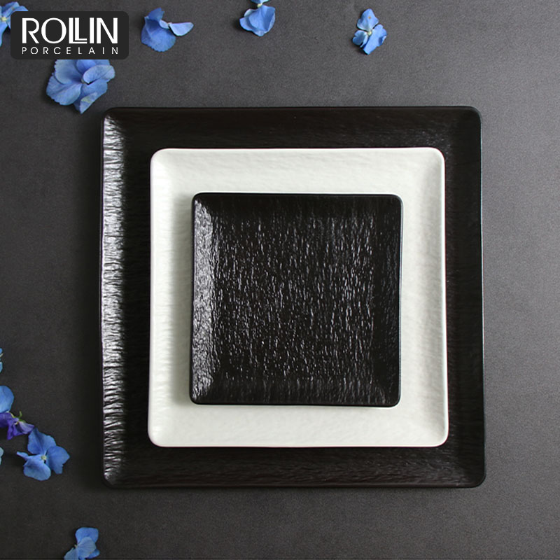 แผ่นชาร์จสีดำจานสี่เหลี่ยมสีดำและสีขาว ชุดจานสโตนแวร์จีน เครื่องล้างจานปลอดภัย อาหารเย็นสำหรับโรงแรม