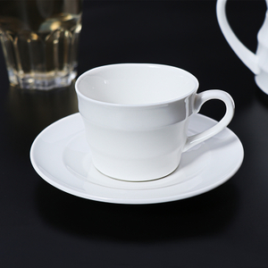 การออกแบบที่เรียบง่ายสีขาวพอร์ซเลนถ้วยชาถ้วยกาแฟจานรองสำหรับคาเฟ่