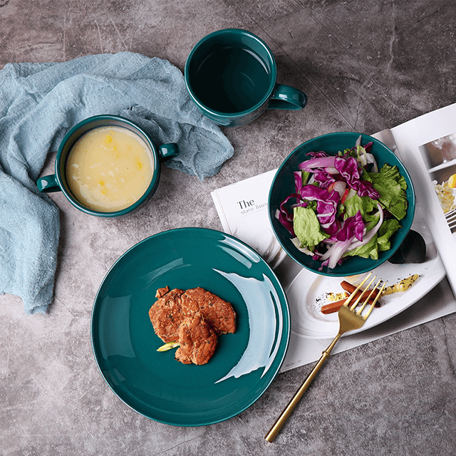 อาหารเย็นสุดหรูชุดจานสีเขียวทองบนโต๊ะอาหาร Porcelain Happy Singles Dinner Set ถ้วยชามสโตนแวร์เซรามิกเคลือบเงาสำหรับโรงแรม