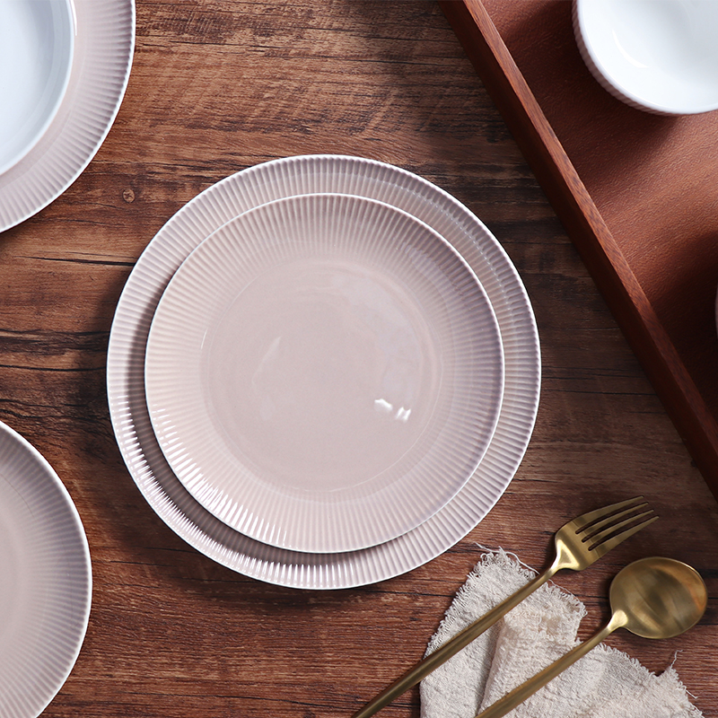 ออกแบบใหม่ Porcelain สีชมพูบนโต๊ะอาหารขายส่งแผ่นงานแต่งงานอาหารเย็นชุดจาน 12 นิ้วรอบชุดอาหารค่ำอาหารเย็น
