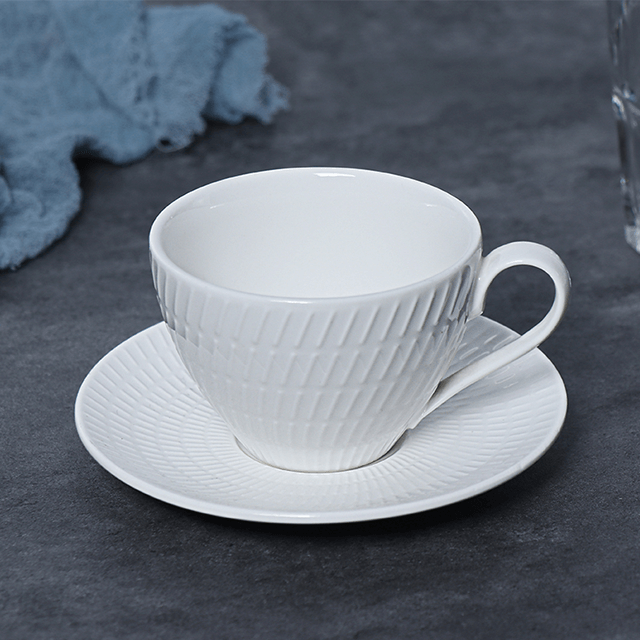 ซัพพลายเออร์โรงแรมกว่างโจว จานอาหารค่ำสีขาว อาหารรสเลิศ จานปาร์ตี้เซรามิก จานพอร์ซเลนสีขาวแบบกำหนดเองสำหรับร้านอาหาร