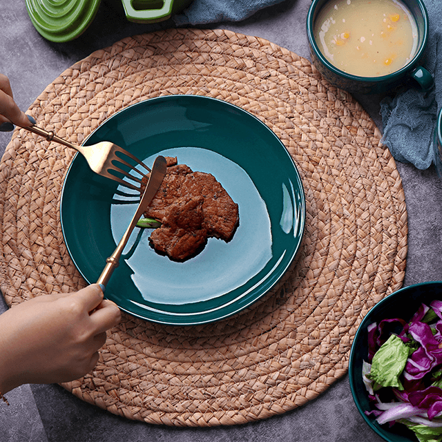 อาหารเย็นสุดหรูชุดจานสีเขียวทองบนโต๊ะอาหาร Porcelain Happy Singles Dinner Set ถ้วยชามสโตนแวร์เซรามิกเคลือบเงาสำหรับโรงแรม