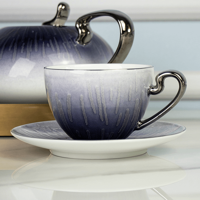 ชุดม่วง