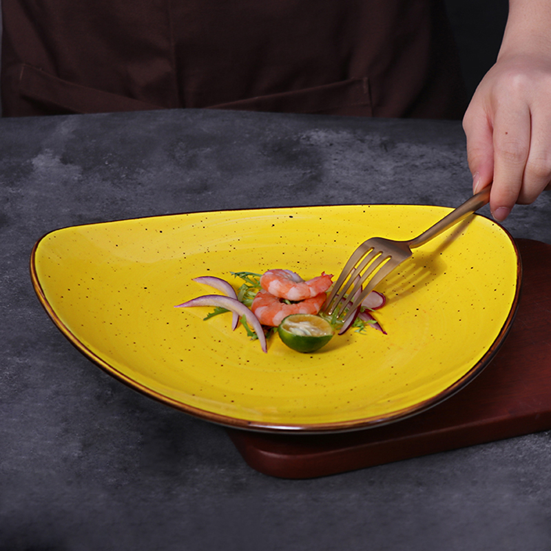 ชุดอาหารเย็น Porcelain ชุดจานชามเซรามิคสีเหลืองสำหรับรับประทานอาหารในโรงแรม