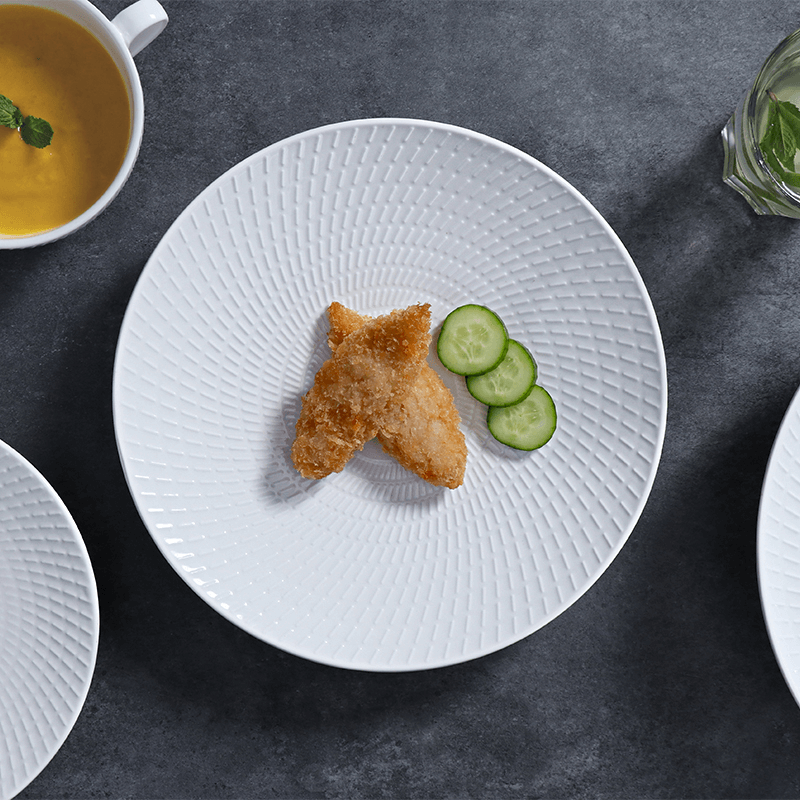 ซัพพลายเออร์โรงแรมกว่างโจว จานอาหารค่ำสีขาว อาหารรสเลิศ จานปาร์ตี้เซรามิก จานพอร์ซเลนสีขาวแบบกำหนดเองสำหรับร้านอาหาร