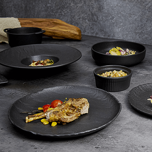 ภาชนะใส่อาหาร Black Matt สำหรับร้านอาหารญี่ปุ่น Entree Plates Black Plates Sets Dinnerware