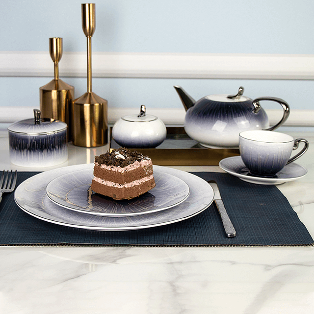 ชุดม่วง