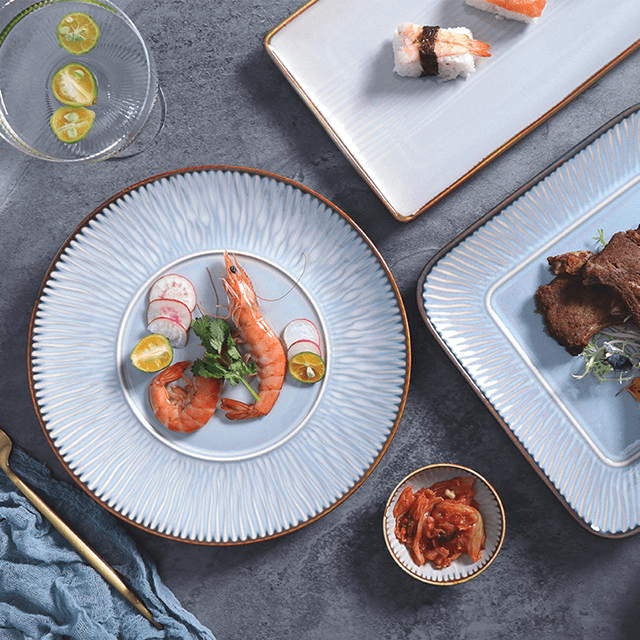 จานอาหารค่ำพอร์ซเลนสีน้ำเงิน