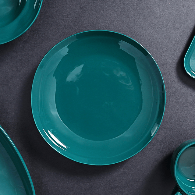 อาหารเย็นสุดหรูชุดจานสีเขียวทองบนโต๊ะอาหาร Porcelain Happy Singles Dinner Set ถ้วยชามสโตนแวร์เซรามิกเคลือบเงาสำหรับโรงแรม