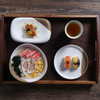 ร้านอาหารญี่ปุ่นบนโต๊ะอาหารเซรามิก 