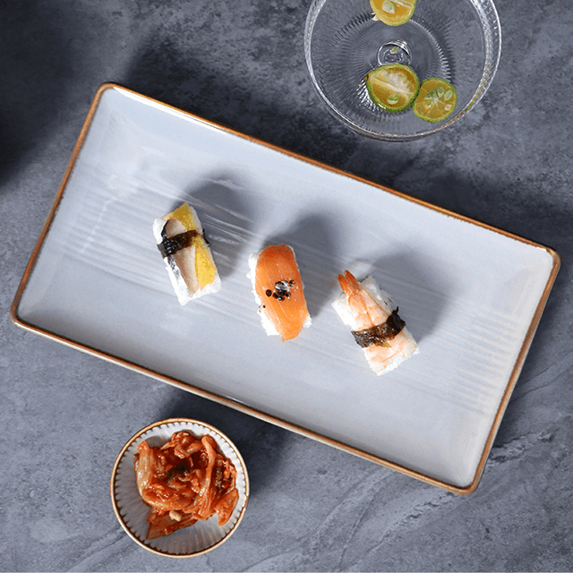 จานอาหารค่ำพอร์ซเลนสีน้ำเงิน