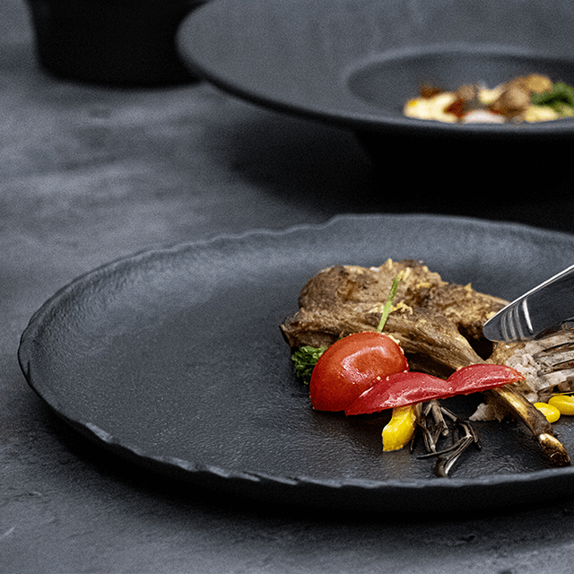 ภาชนะใส่อาหาร Black Matt สำหรับร้านอาหารญี่ปุ่น Entree Plates Black Plates Sets Dinnerware