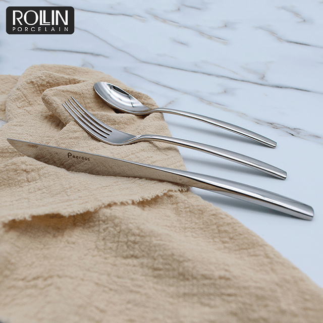 สามารถปรับแต่งโลโก้มีดอาหารเย็นชุดช้อนส้อมสแตนเลสสำหรับโรงแรม