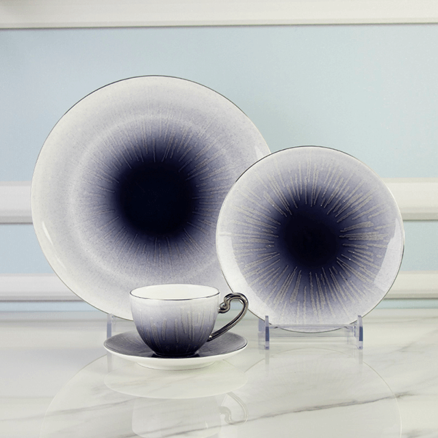 ชุดม่วง