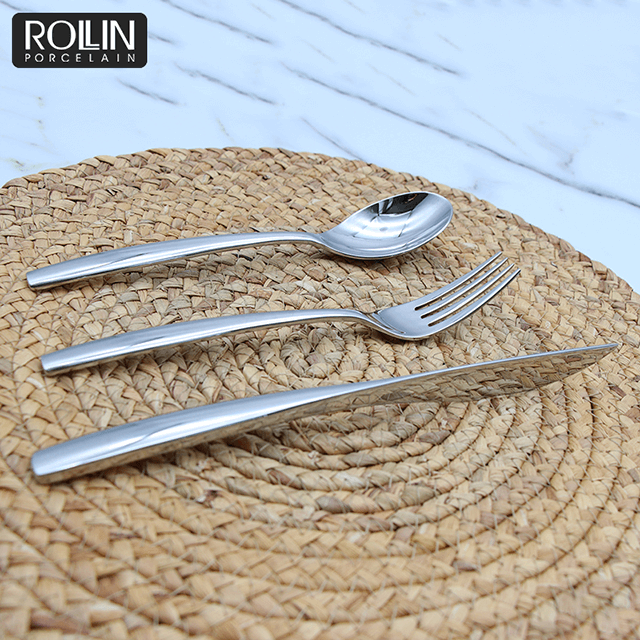 สามารถปรับแต่งโลโก้มีดอาหารเย็นชุดช้อนส้อมสแตนเลสสำหรับโรงแรม