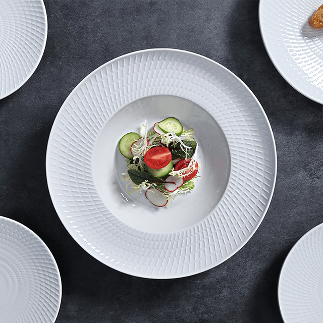 ซัพพลายเออร์โรงแรมกว่างโจว จานอาหารค่ำสีขาว อาหารรสเลิศ จานปาร์ตี้เซรามิก จานพอร์ซเลนสีขาวแบบกำหนดเองสำหรับร้านอาหาร