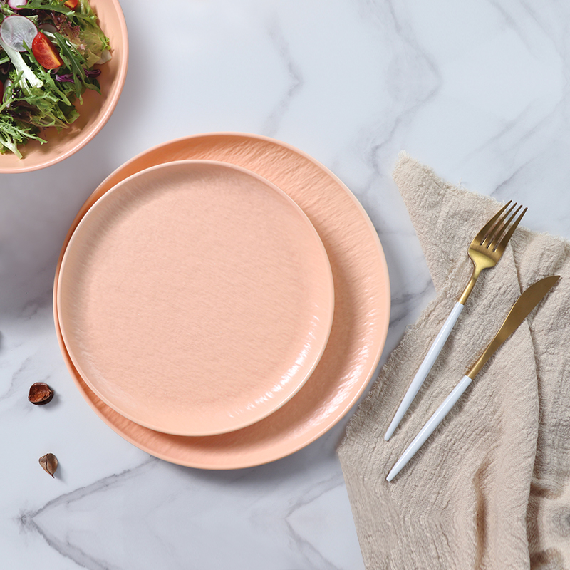 เครื่องใช้บนโต๊ะอาหารหรูหราสไตล์นอร์ดิกชุดจานเซรามิกสีชมพูชุดอาหารเย็นชุดเครื่องลายครามบนโต๊ะอาหาร
