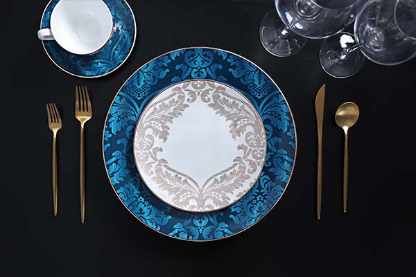 เครื่องใช้บนโต๊ะอาหาร Bone China