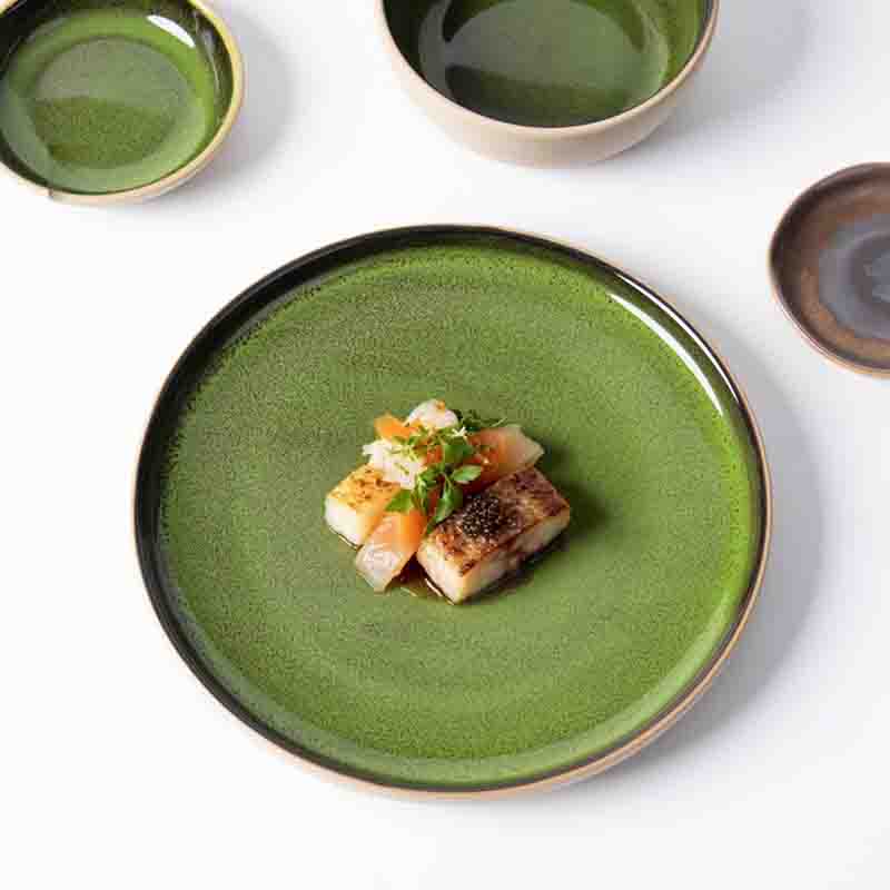 จานร้านอาหารจำนวนมากจานชามพอร์ซเลนสีเขียว